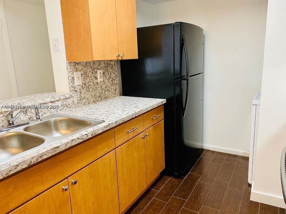For Rent: $2,200 (2 beds, 2 baths, 877 Square Feet)