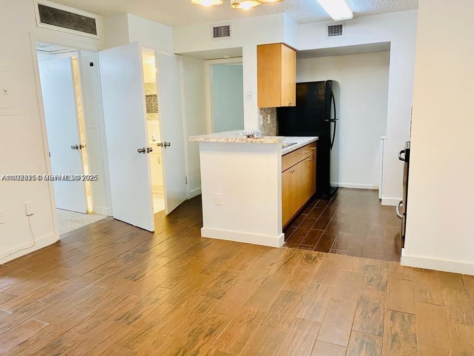 For Rent: $2,200 (2 beds, 2 baths, 877 Square Feet)