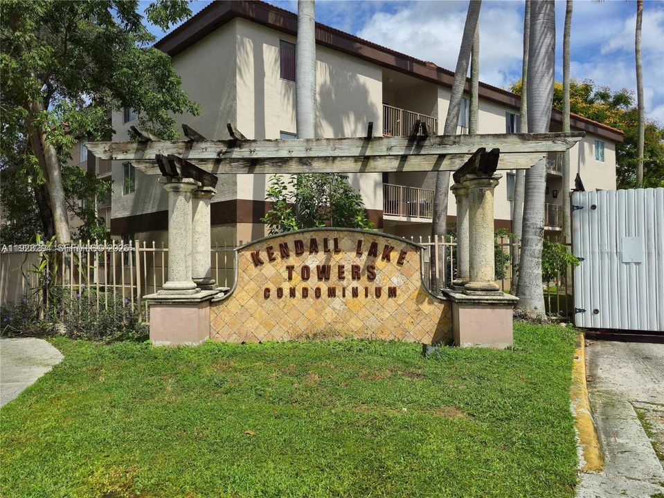 For Rent: $2,200 (2 beds, 2 baths, 877 Square Feet)