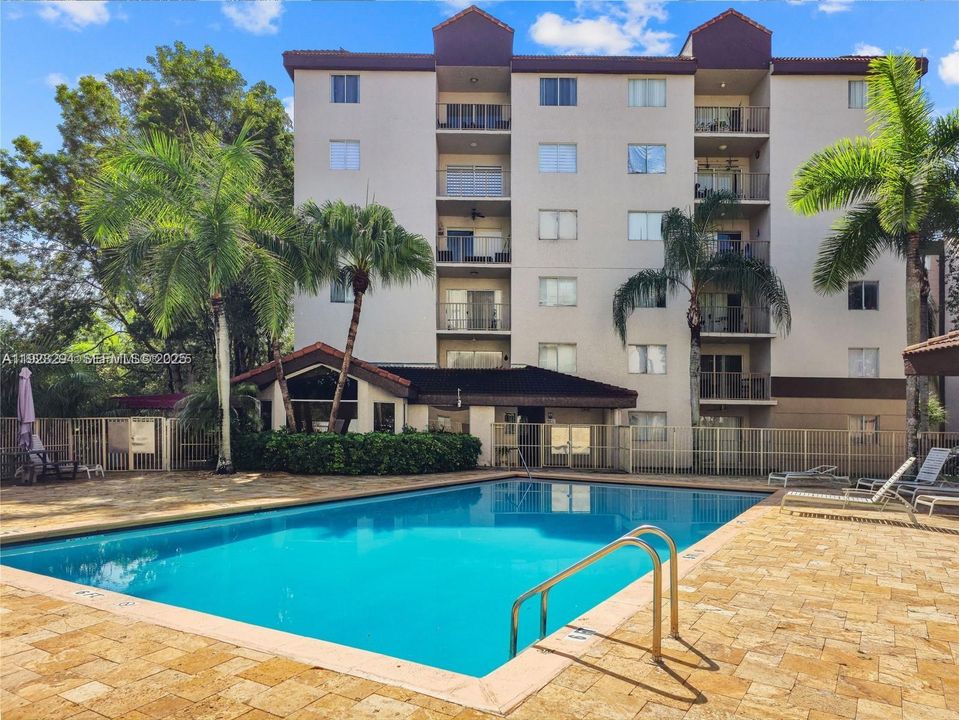 For Rent: $2,200 (2 beds, 2 baths, 877 Square Feet)