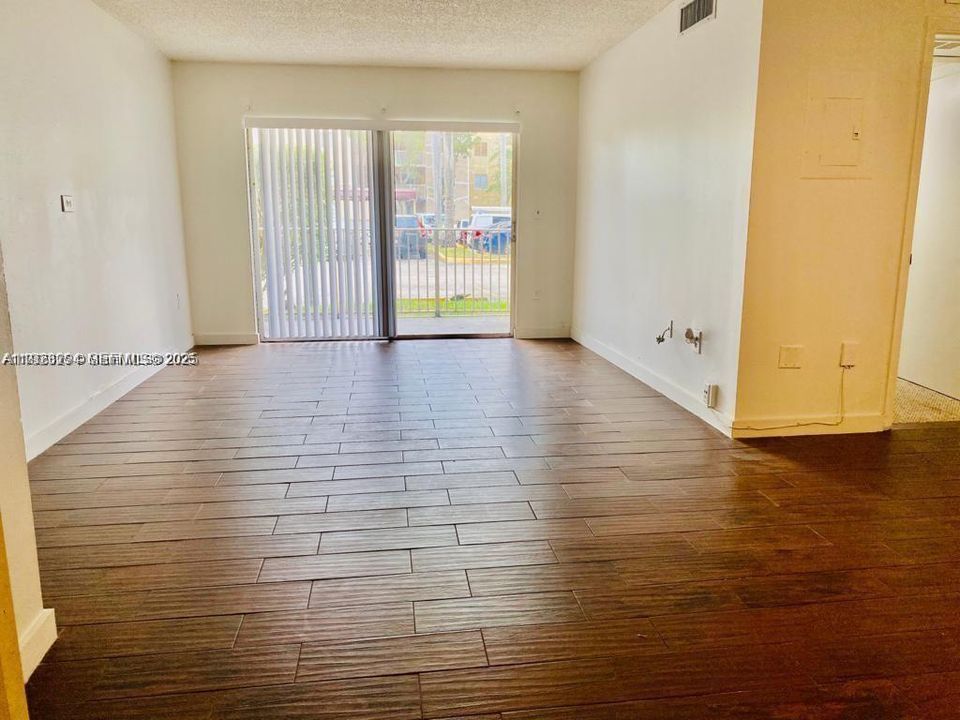 For Rent: $2,200 (2 beds, 2 baths, 877 Square Feet)