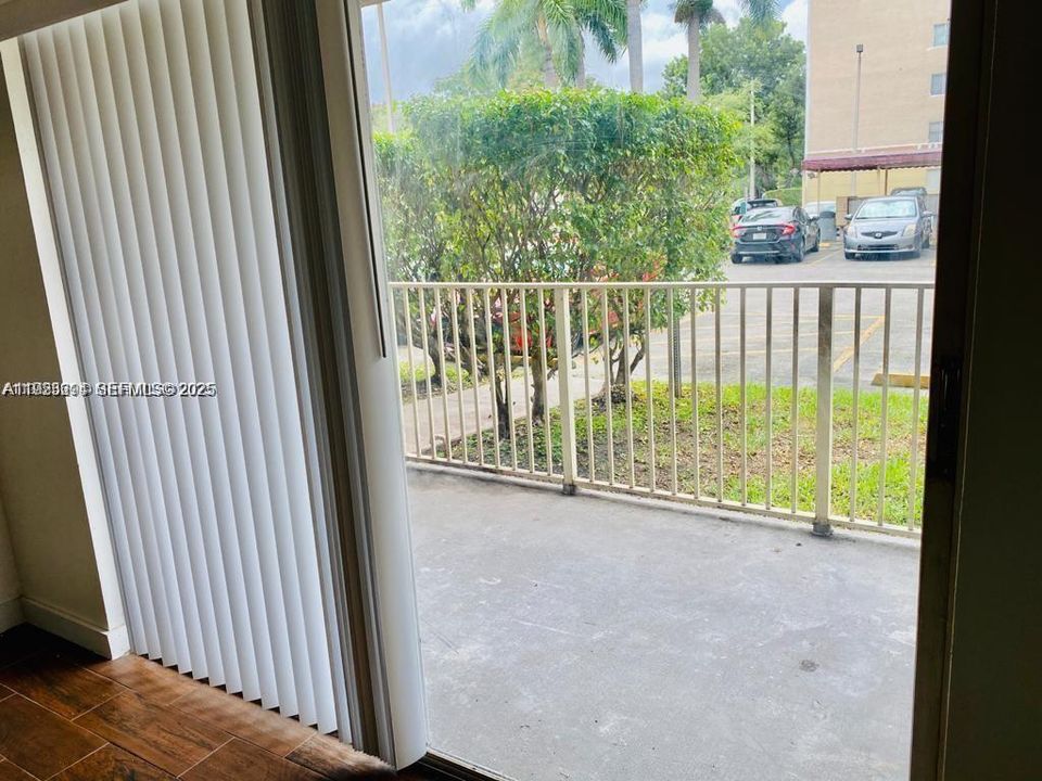 For Rent: $2,200 (2 beds, 2 baths, 877 Square Feet)