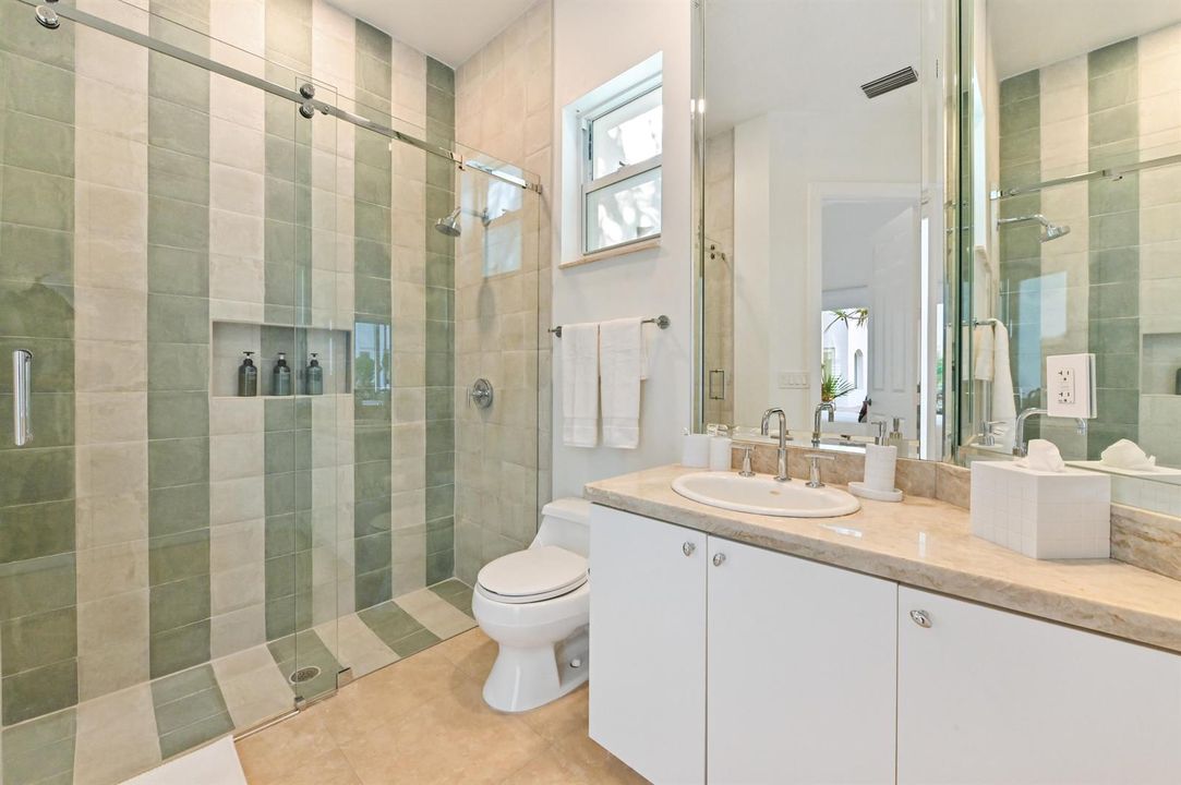 Guesthouse Bathroom 01