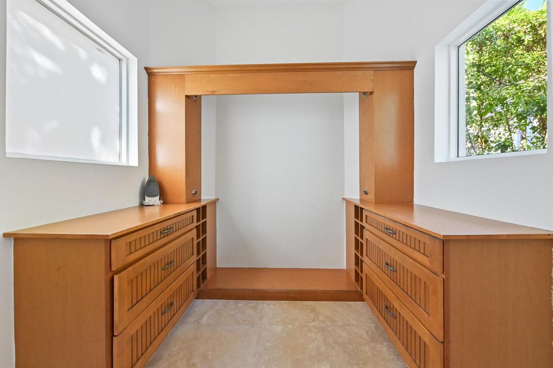 Guesthouse closet 01