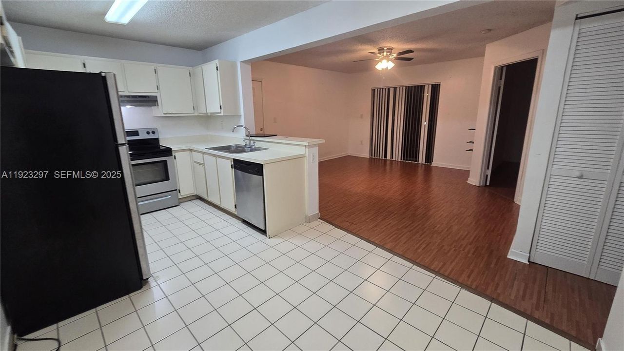 For Rent: $1,750 (1 beds, 1 baths, 739 Square Feet)