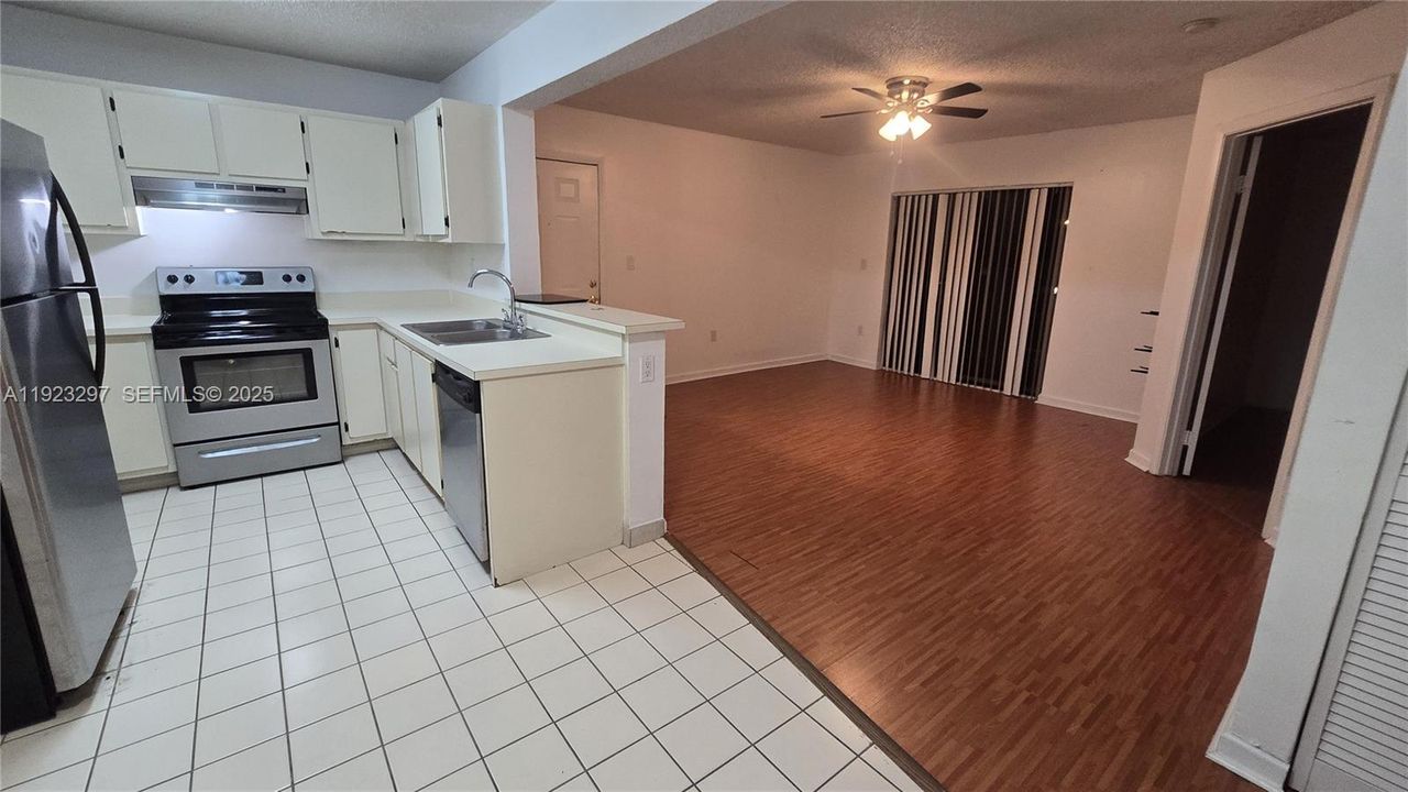 For Rent: $1,750 (1 beds, 1 baths, 739 Square Feet)