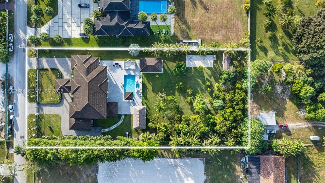 For Sale: $7,000,000 (8 beds, 11 baths, 9196 Square Feet)