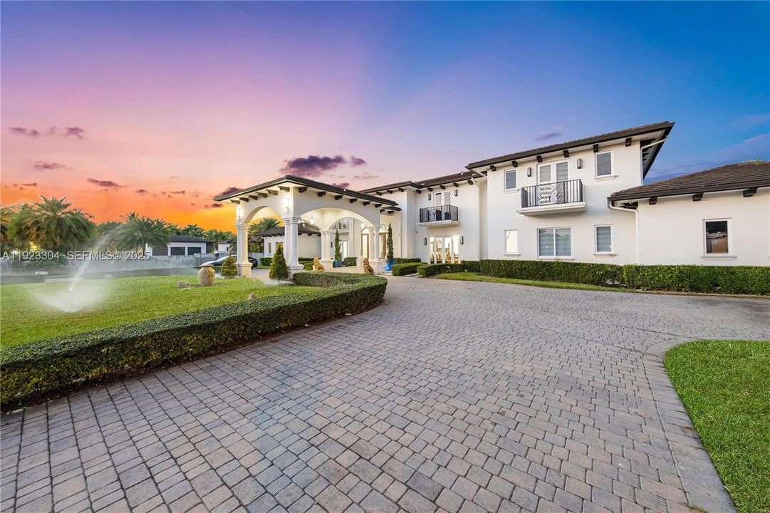 For Sale: $7,000,000 (8 beds, 11 baths, 9196 Square Feet)