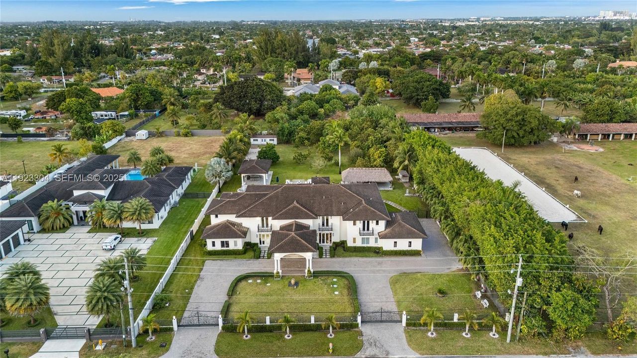 For Sale: $7,000,000 (8 beds, 11 baths, 9196 Square Feet)