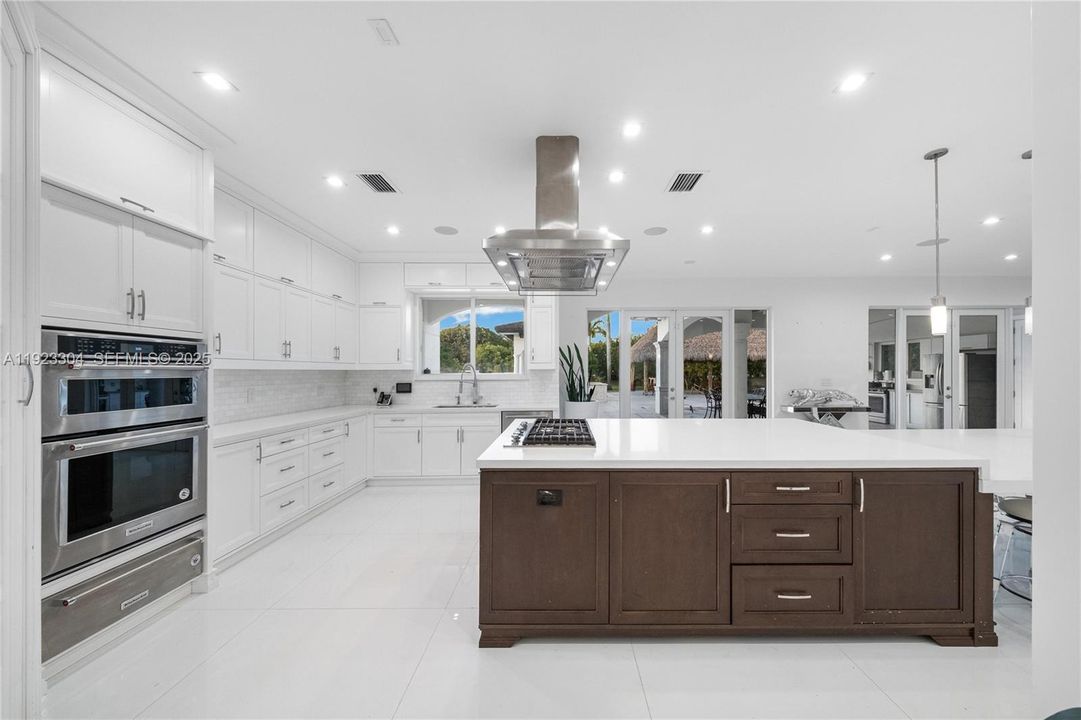 For Sale: $7,000,000 (8 beds, 11 baths, 9196 Square Feet)