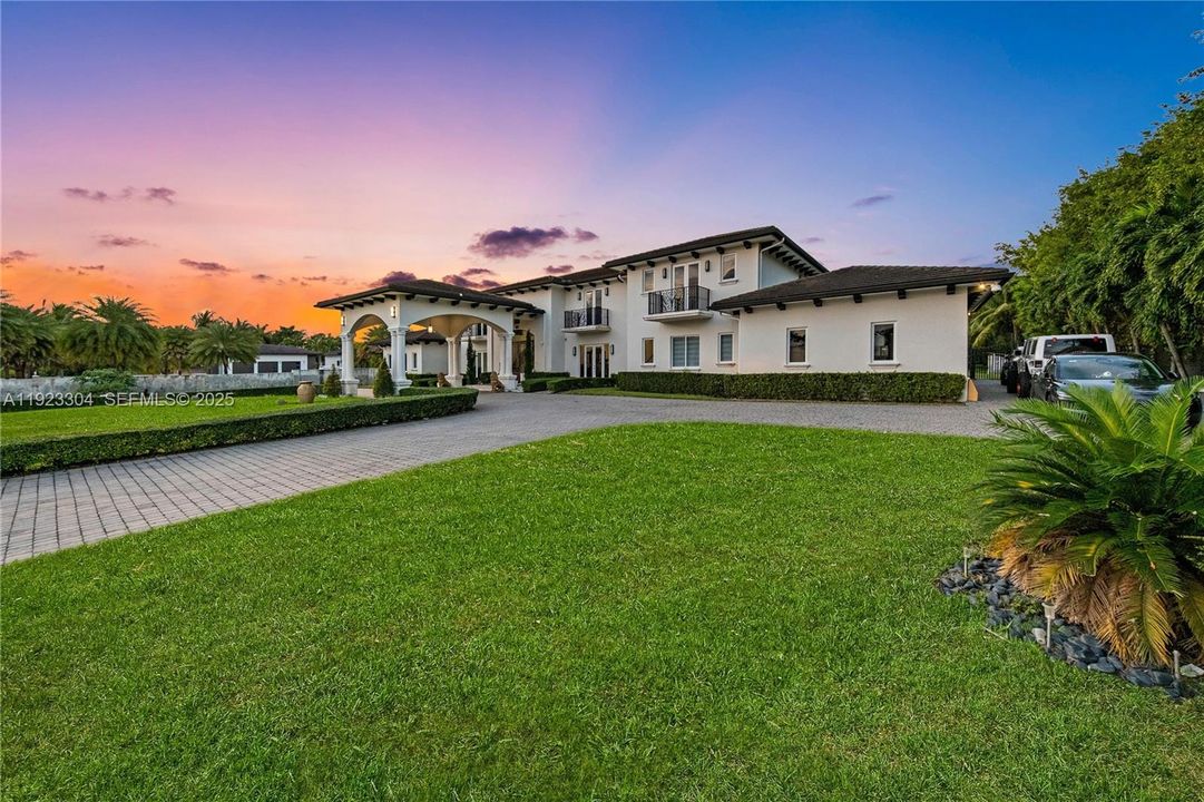 For Sale: $7,000,000 (8 beds, 11 baths, 9196 Square Feet)