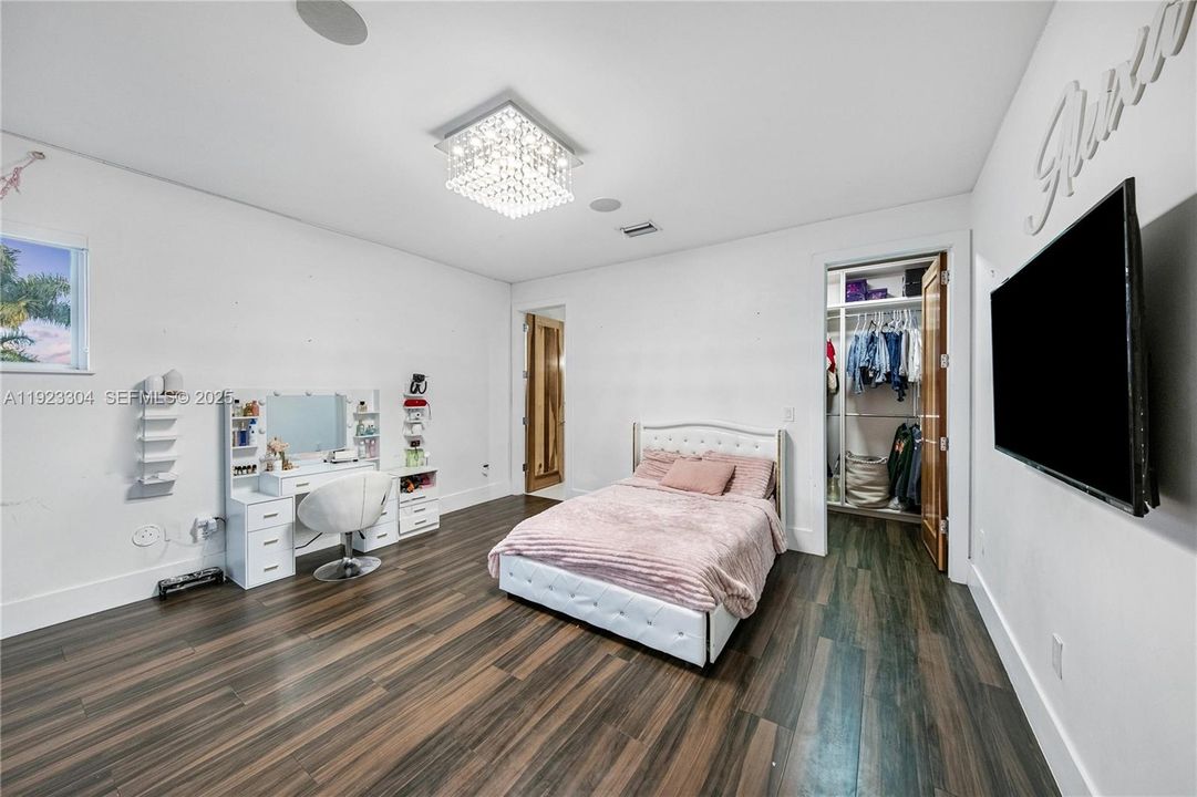 For Sale: $7,000,000 (8 beds, 11 baths, 9196 Square Feet)