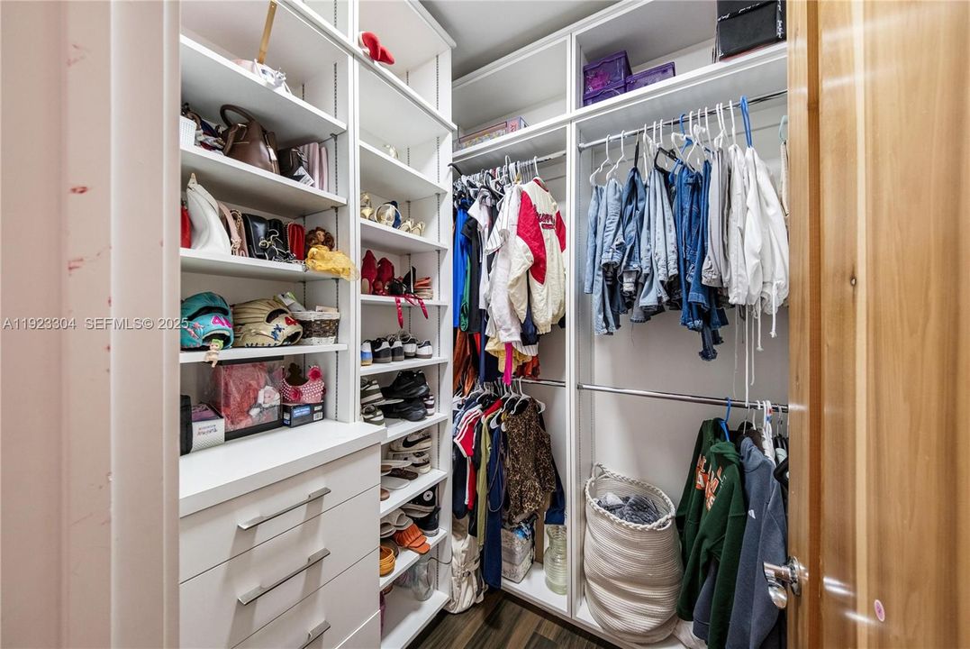 For Sale: $7,000,000 (8 beds, 11 baths, 9196 Square Feet)