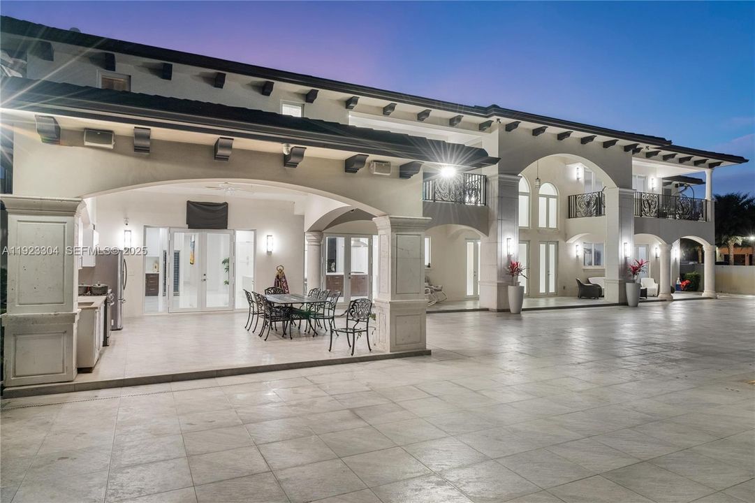 For Sale: $7,000,000 (8 beds, 11 baths, 9196 Square Feet)