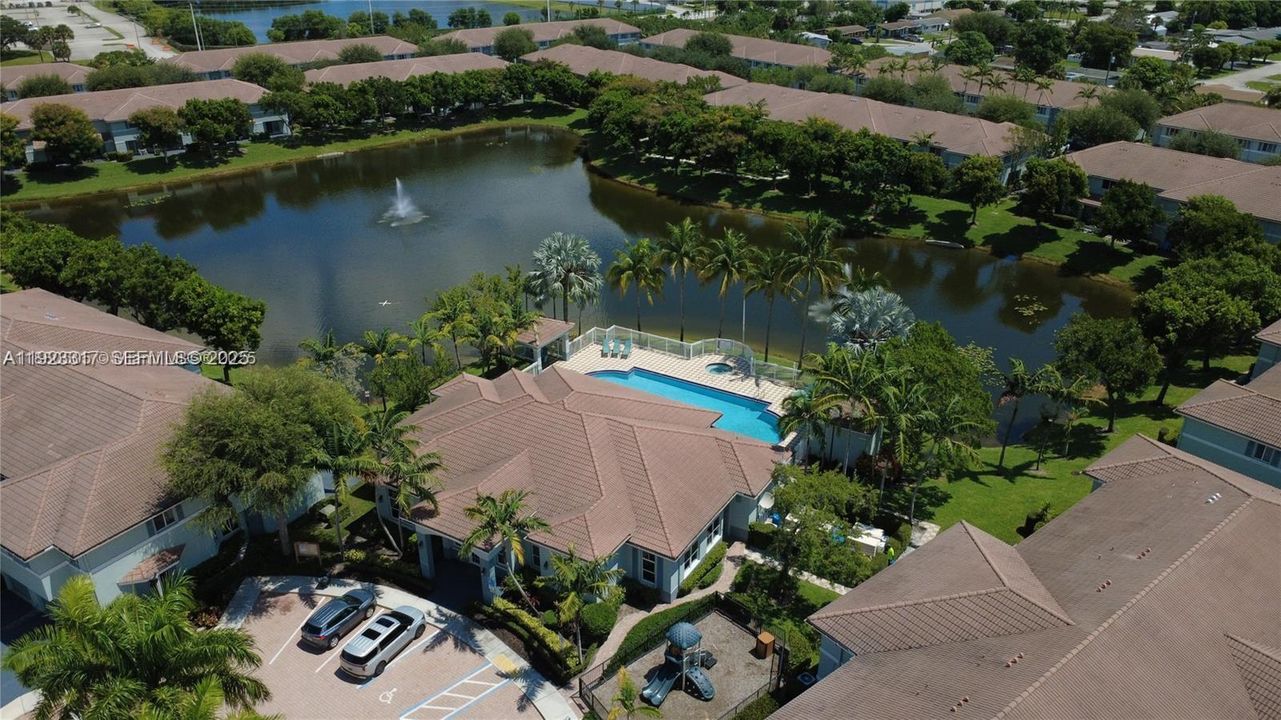 На продажу: $255,000 (2 спален, 2 ванн, 1227 Квадратных фут)