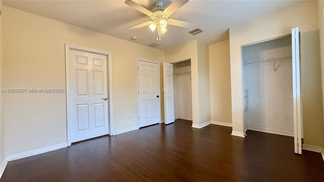 На продажу: $255,000 (2 спален, 2 ванн, 1227 Квадратных фут)