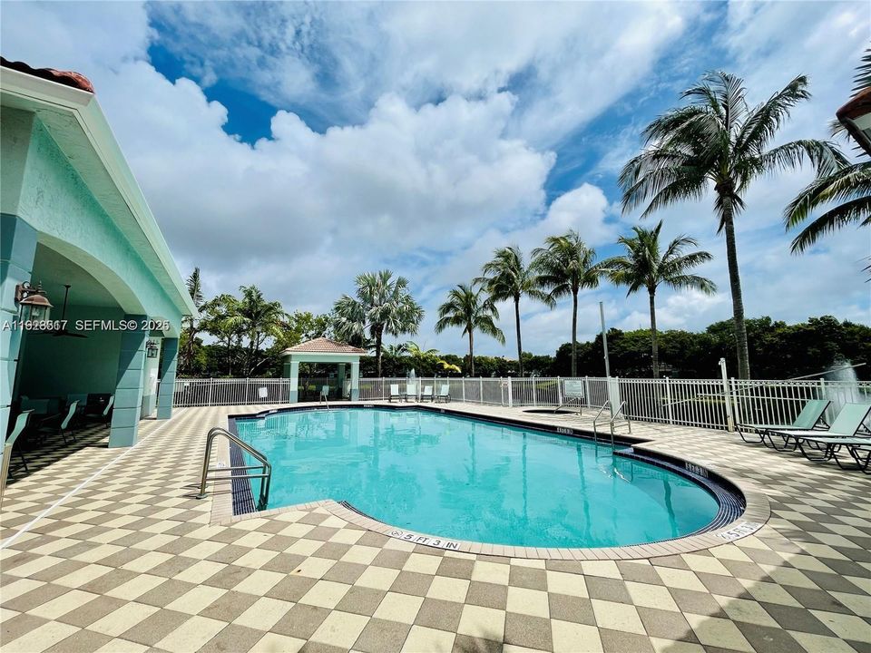 На продажу: $255,000 (2 спален, 2 ванн, 1227 Квадратных фут)