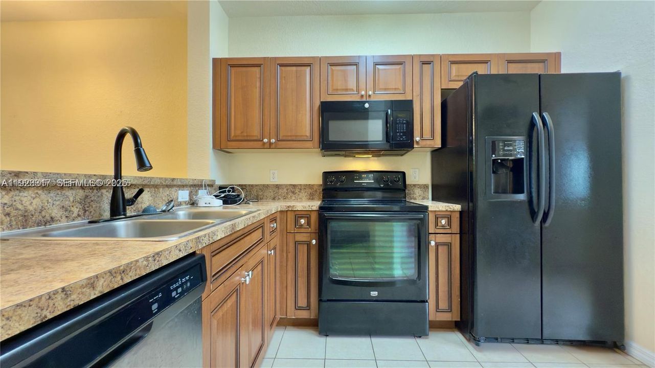 На продажу: $255,000 (2 спален, 2 ванн, 1227 Квадратных фут)