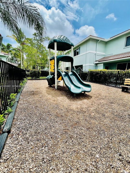 На продажу: $255,000 (2 спален, 2 ванн, 1227 Квадратных фут)