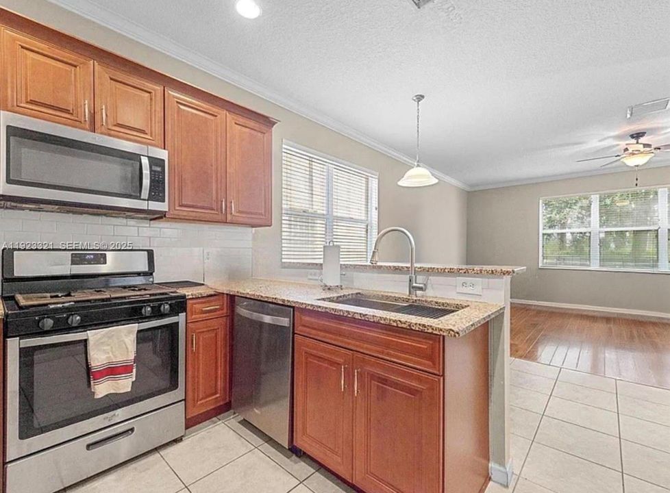 出租: $3,950 (4 贝兹, 2 浴室, 2204 平方英尺)