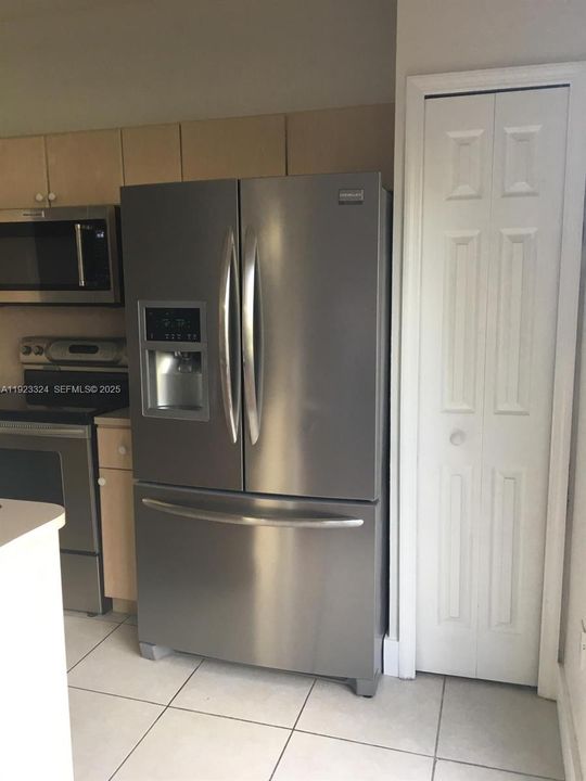 For Rent: $3,500 (3 beds, 3 baths, 1462 Square Feet)