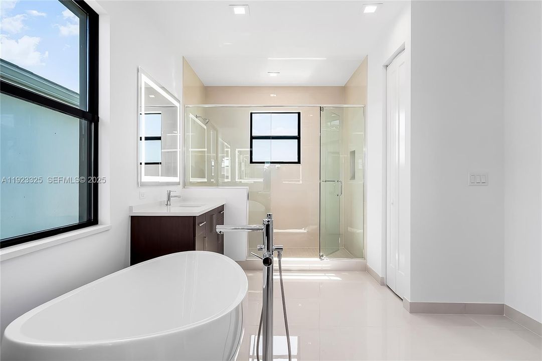 For Rent: $16,000 (5 beds, 5 baths, 3876 Square Feet)