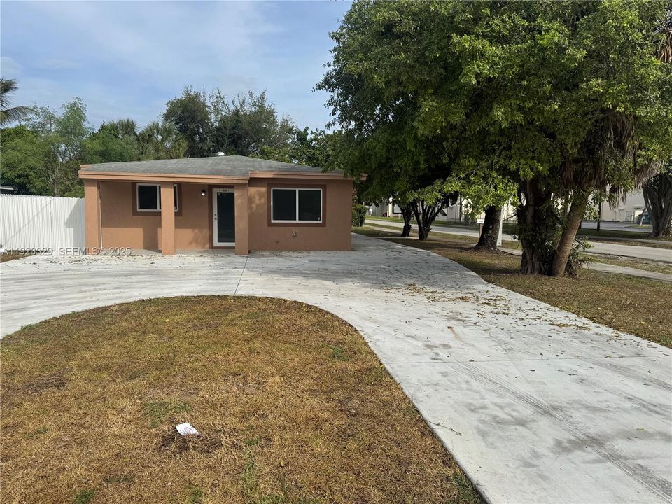 For Rent: $2,700 (2 beds, 1 baths, 1568 Square Feet)