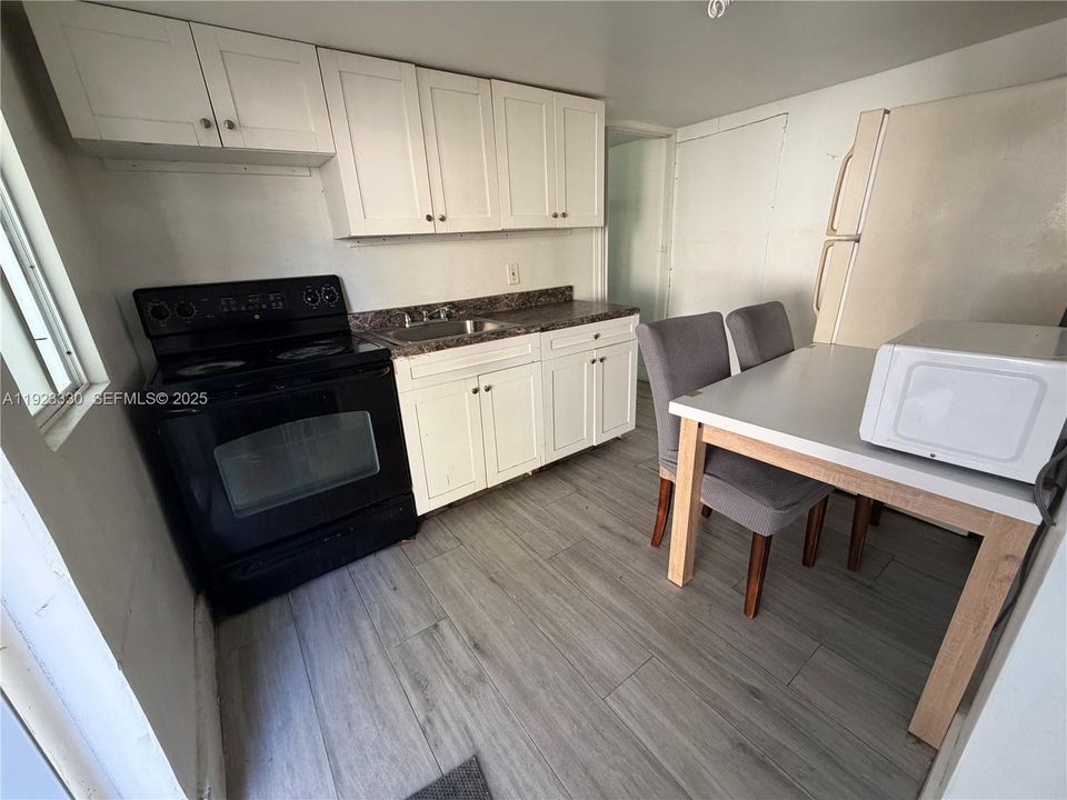 For Rent: $1,599 (1 beds, 1 baths, 1824 Square Feet)