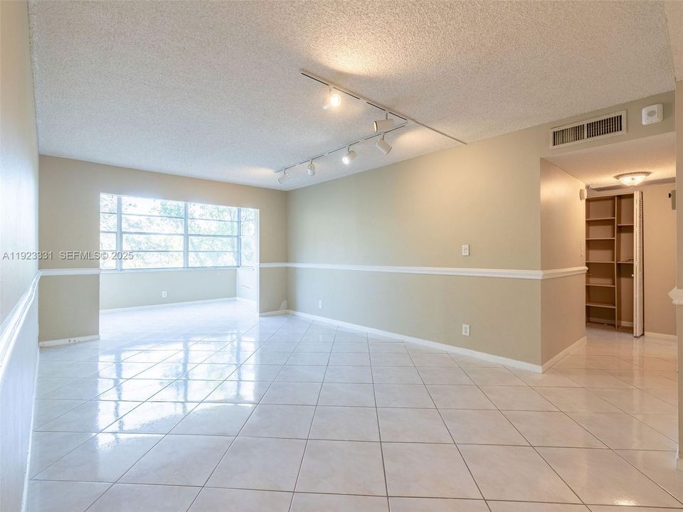 For Sale: $189,500 (2 beds, 2 baths, 1054 Square Feet)