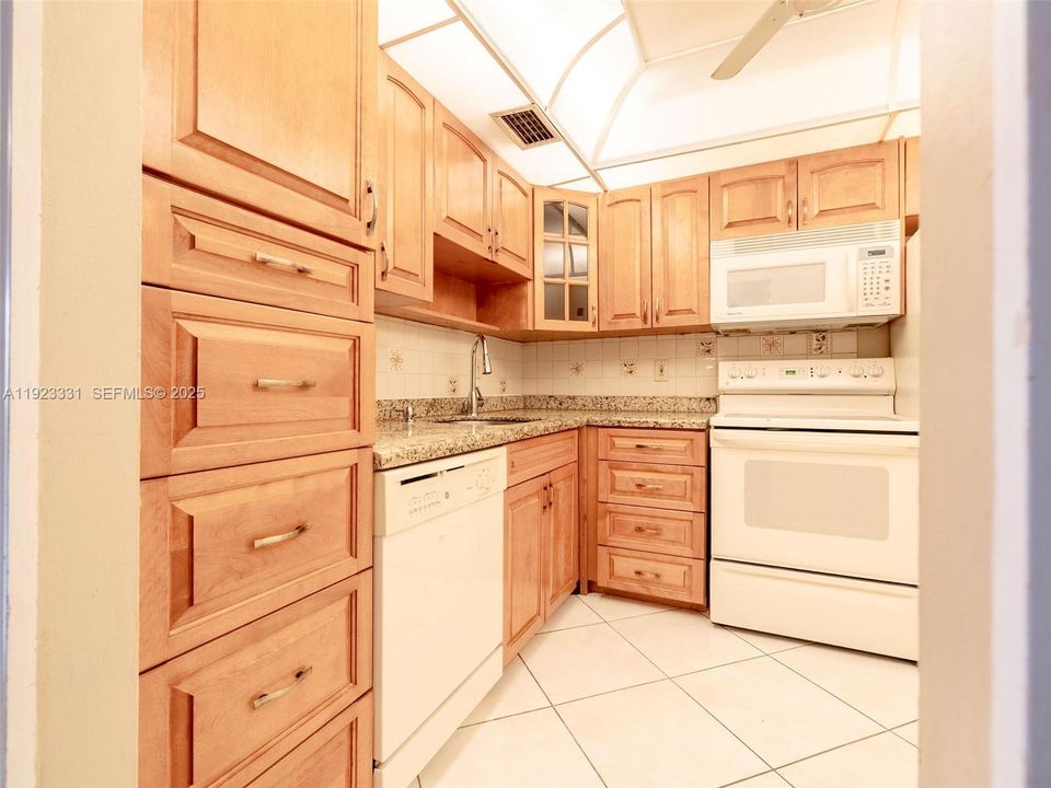 For Sale: $189,500 (2 beds, 2 baths, 1054 Square Feet)