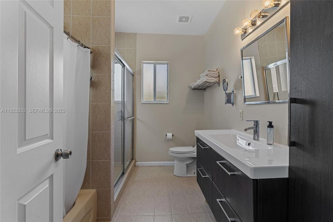 For Rent: $3,100 (4 beds, 2 baths, 1762 Square Feet)