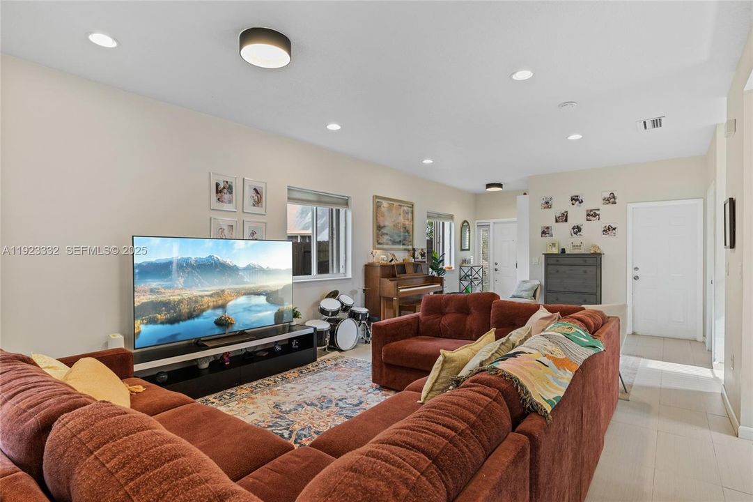 For Rent: $3,100 (4 beds, 2 baths, 1762 Square Feet)