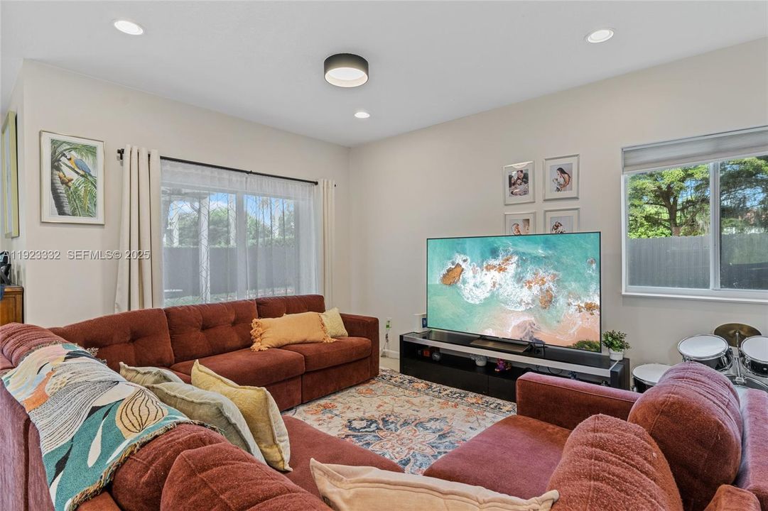 For Rent: $3,100 (4 beds, 2 baths, 1762 Square Feet)