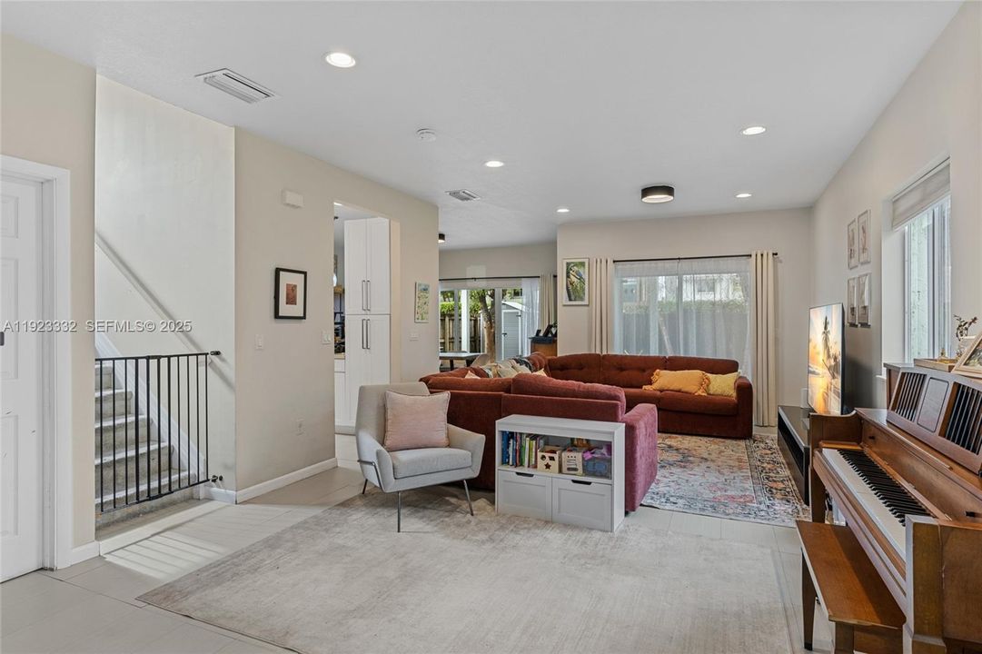 For Rent: $3,100 (4 beds, 2 baths, 1762 Square Feet)