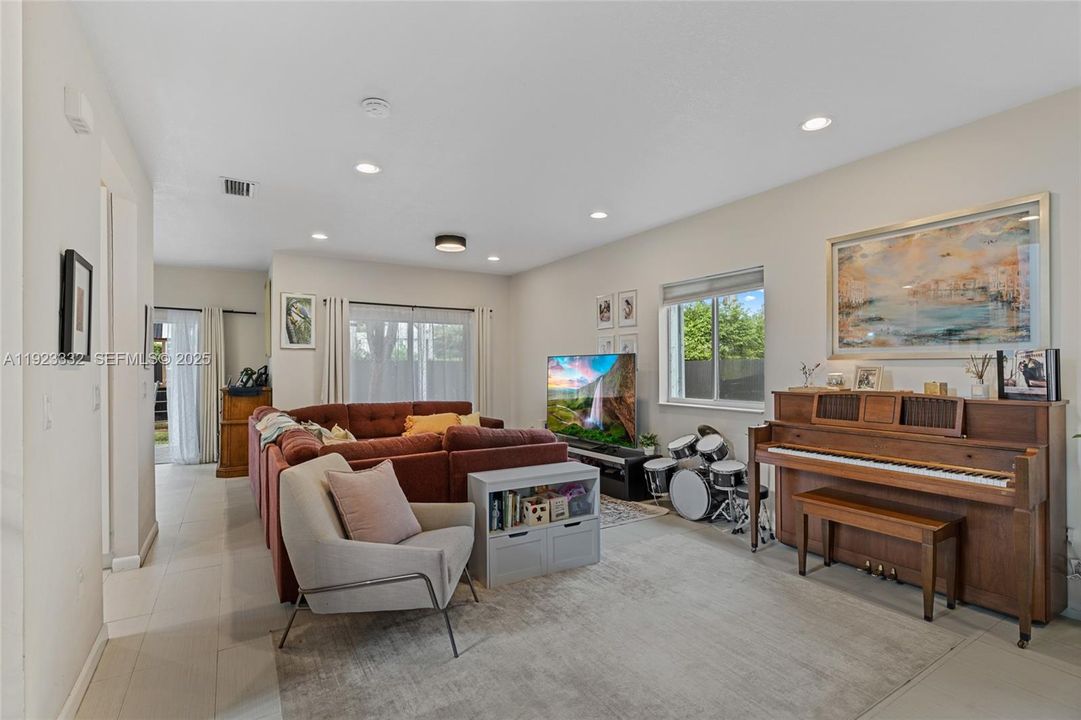 For Rent: $3,100 (4 beds, 2 baths, 1762 Square Feet)