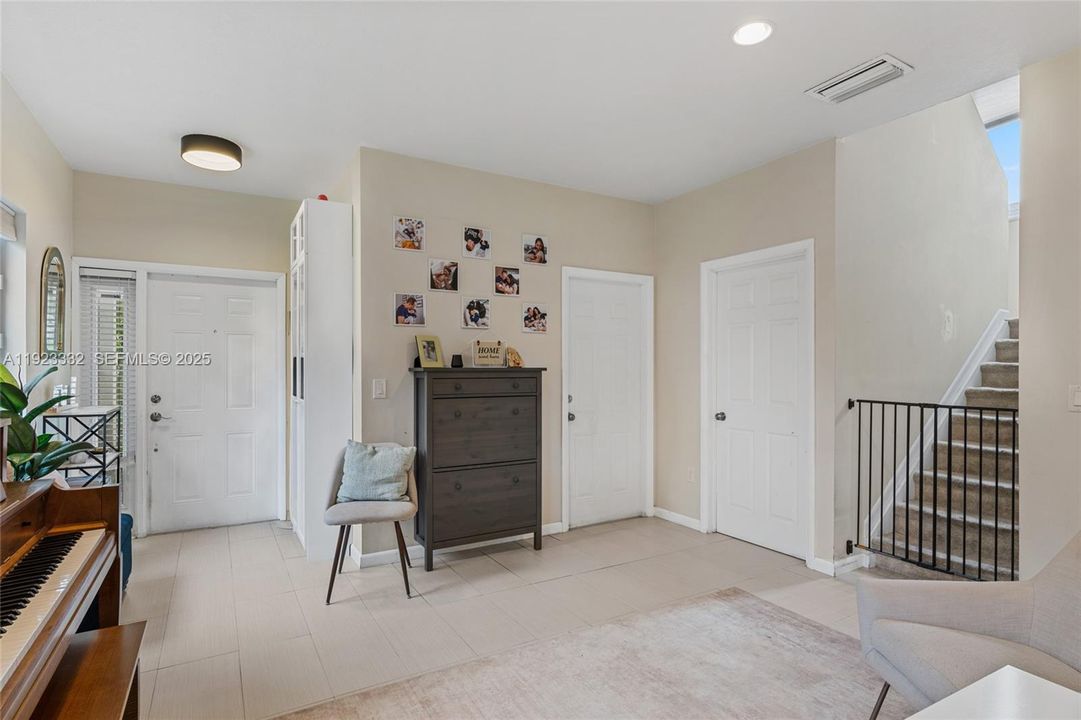 For Rent: $3,100 (4 beds, 2 baths, 1762 Square Feet)