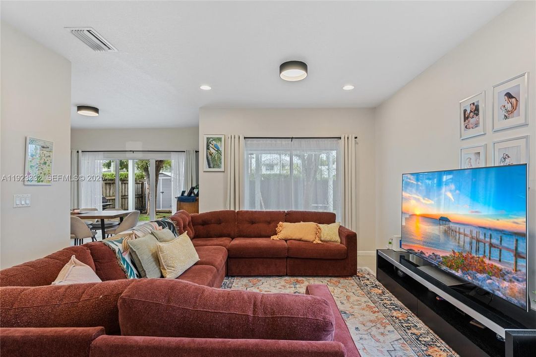 For Rent: $3,100 (4 beds, 2 baths, 1762 Square Feet)