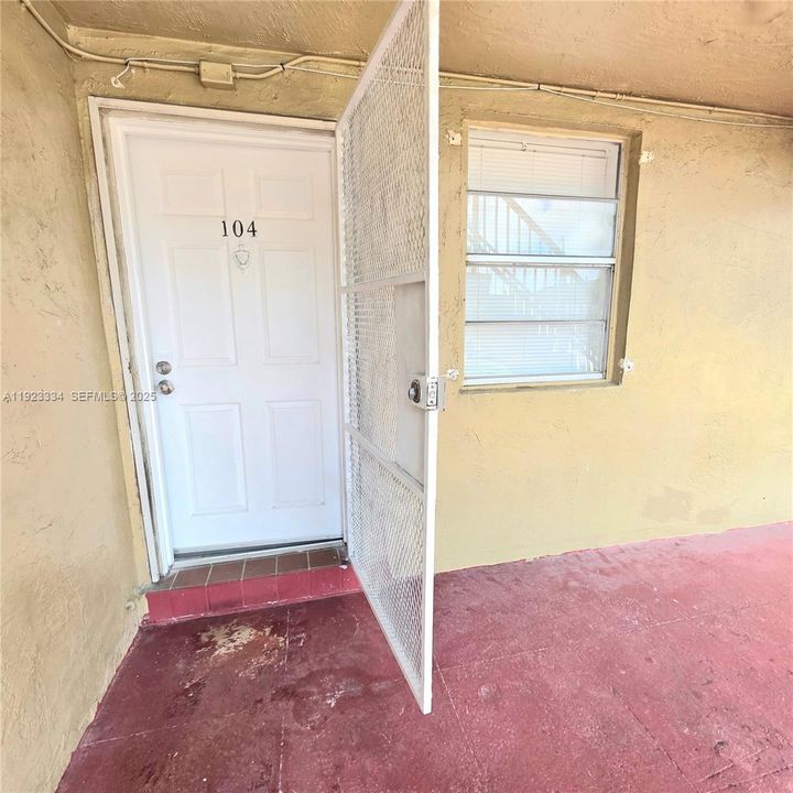 For Rent: $1,550 (1 beds, 1 baths, 730 Square Feet)