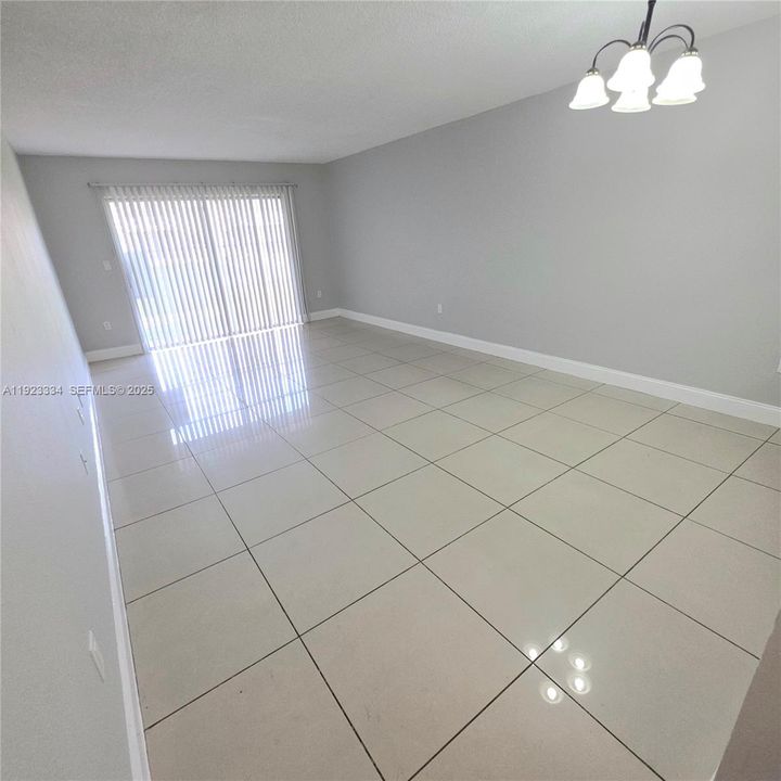 For Rent: $1,550 (1 beds, 1 baths, 730 Square Feet)