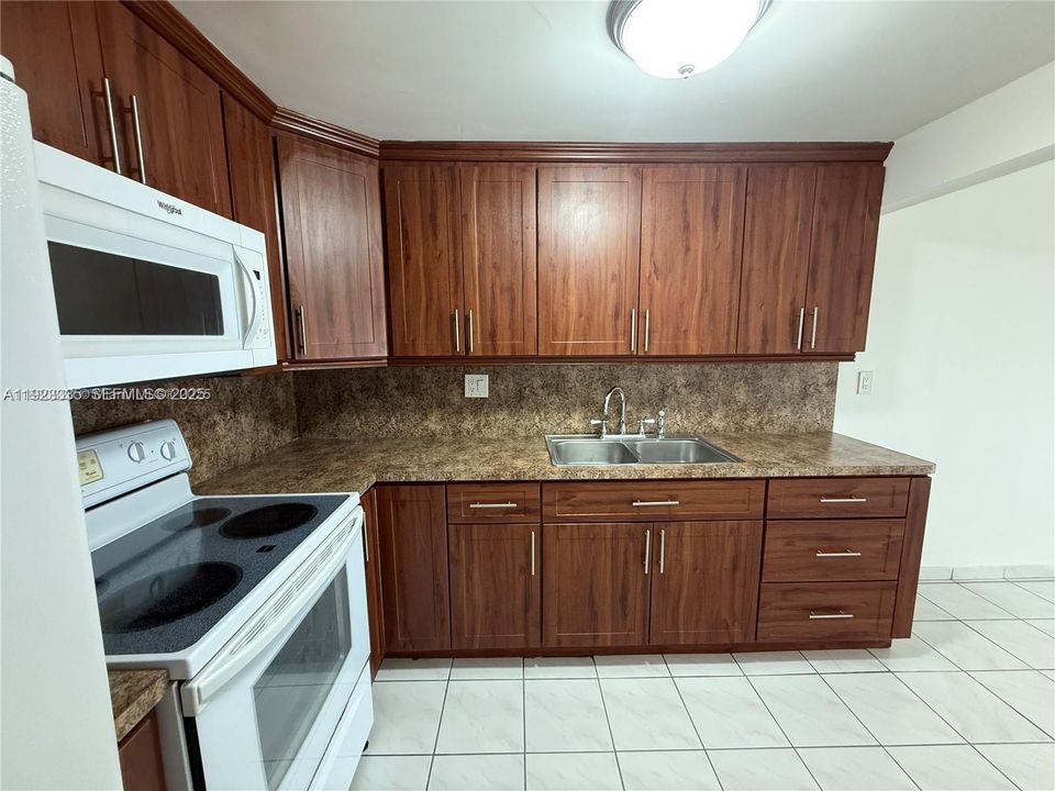 For Sale: $279,900 (2 beds, 2 baths, 1020 Square Feet)