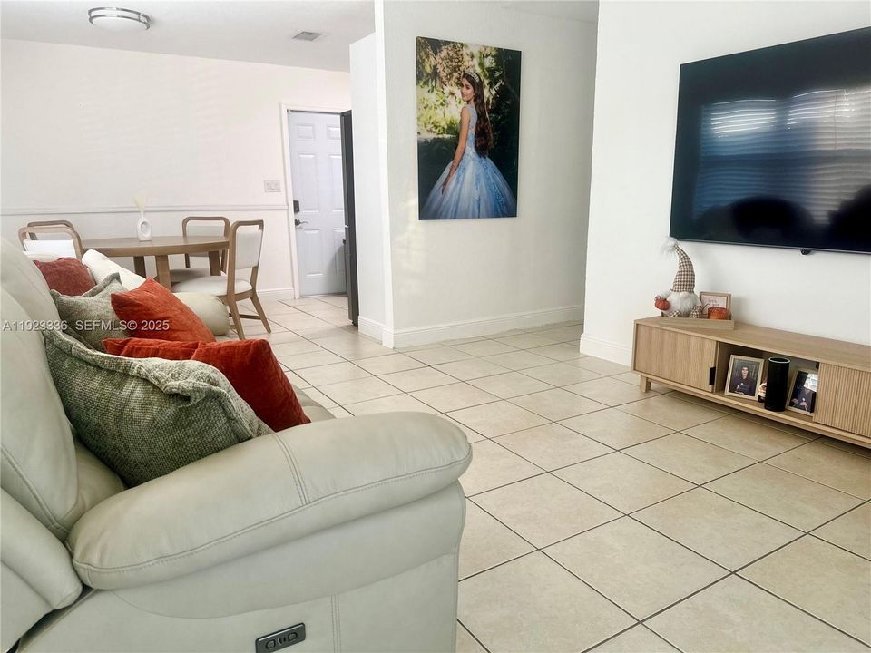 出租: $2,700 (3 贝兹, 1 浴室, 1410 平方英尺)