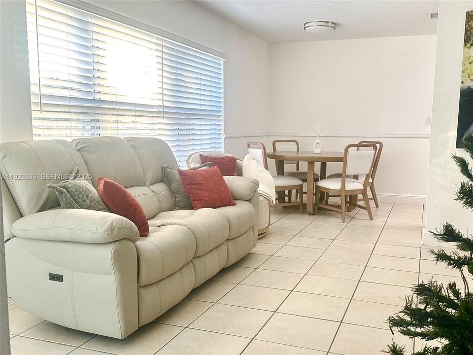 出租: $2,700 (3 贝兹, 1 浴室, 1410 平方英尺)