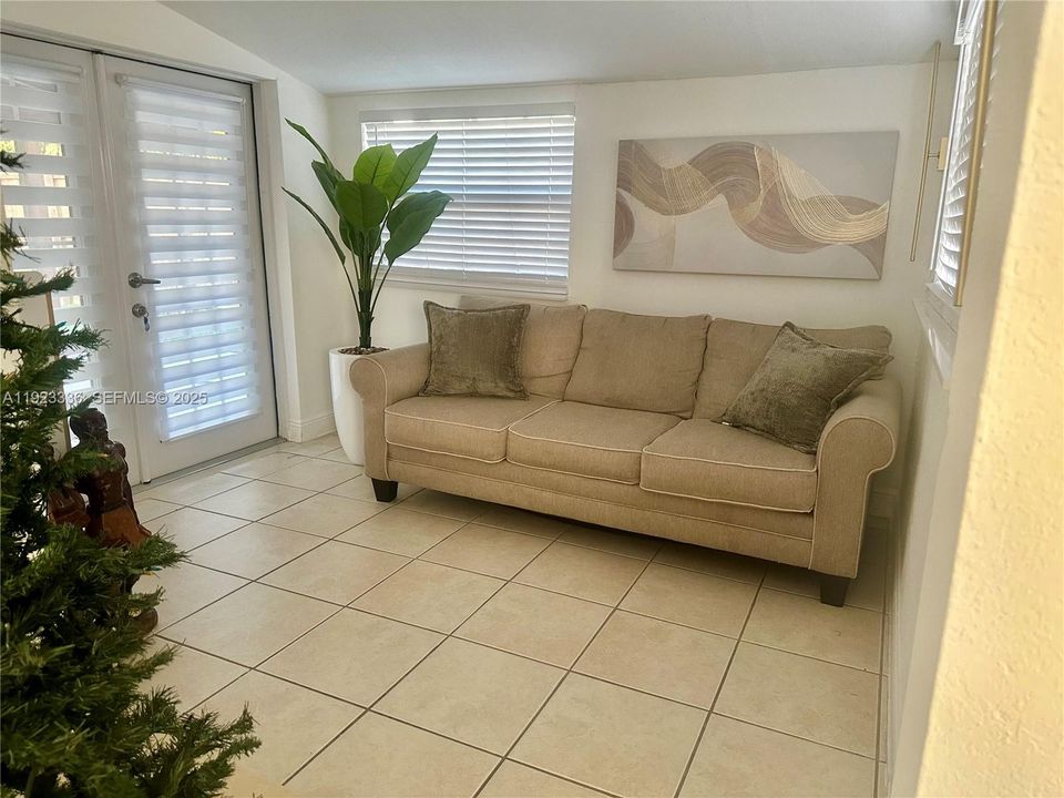 出租: $2,700 (3 贝兹, 1 浴室, 1410 平方英尺)