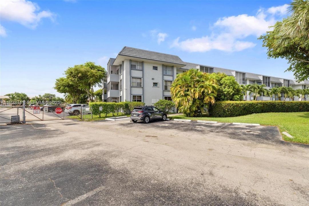 For Rent: $2,175 (2 beds, 2 baths, 902 Square Feet)