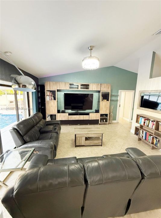 待售: $830,000 (4 贝兹, 2 浴室, 2210 平方英尺)