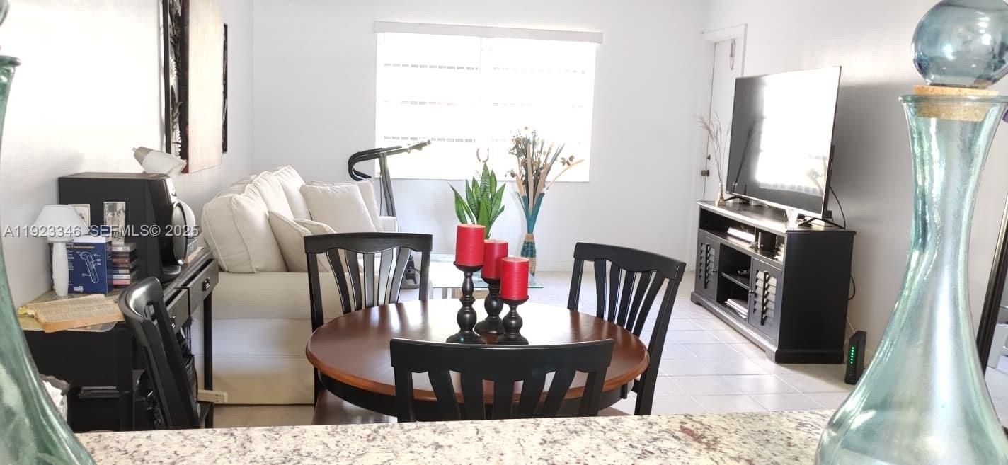 For Sale: $165,000 (1 beds, 1 baths, 730 Square Feet)