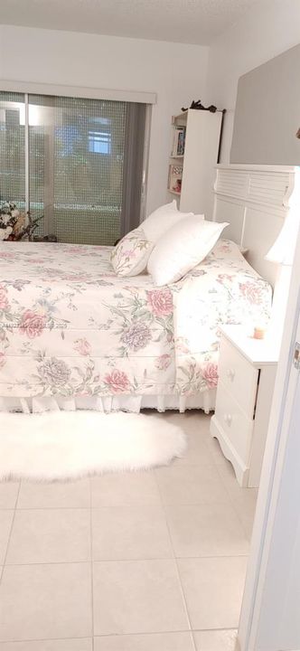 For Sale: $165,000 (1 beds, 1 baths, 730 Square Feet)