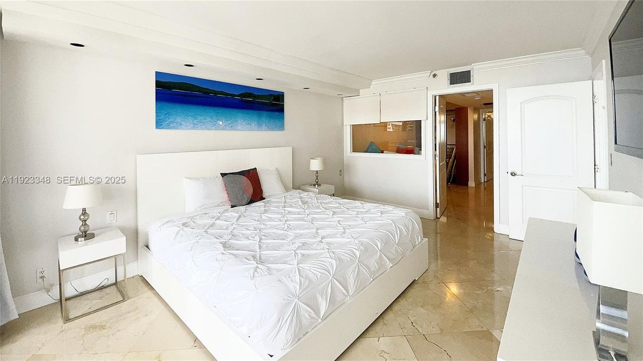 For Rent: $3,500 (1 beds, 1 baths, 1048 Square Feet)