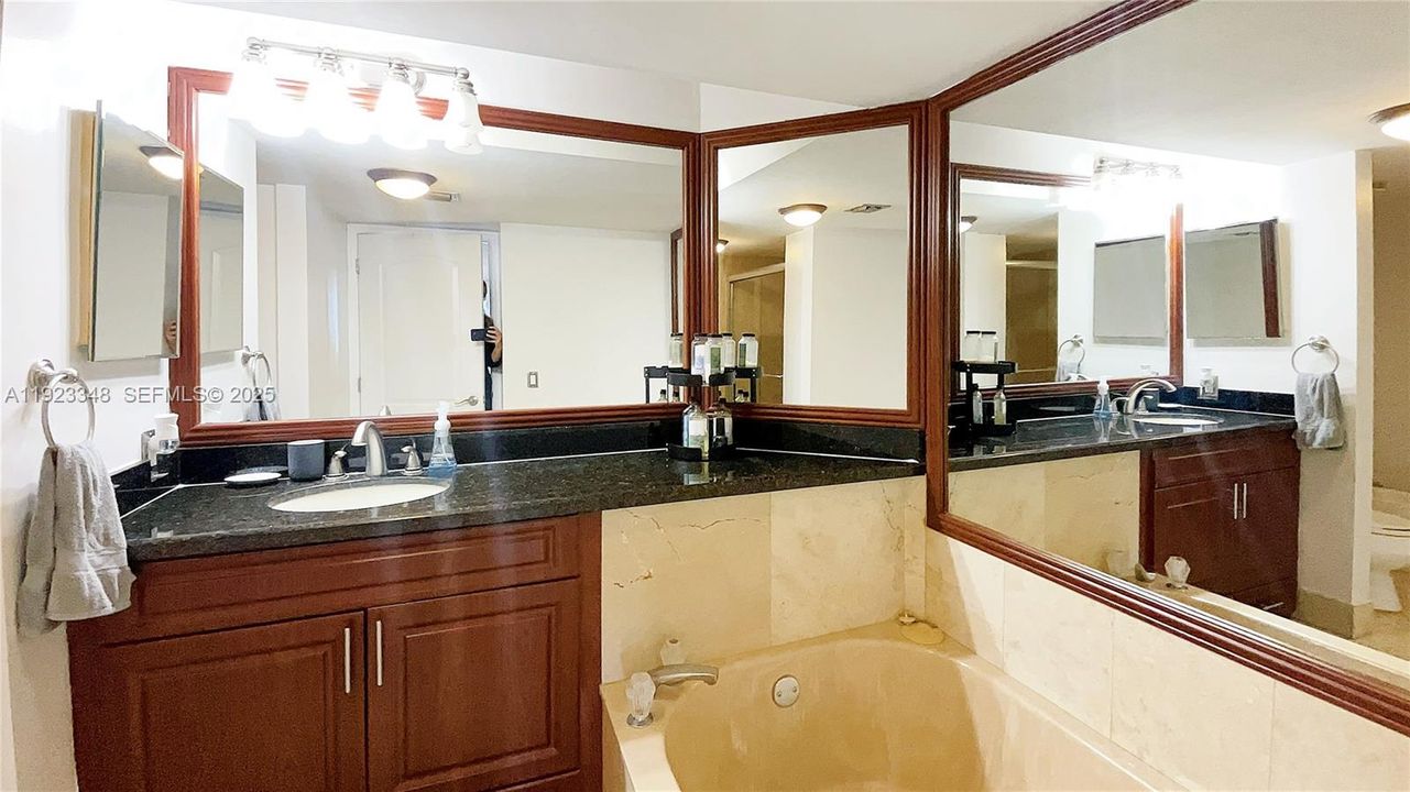 For Rent: $3,500 (1 beds, 1 baths, 1048 Square Feet)