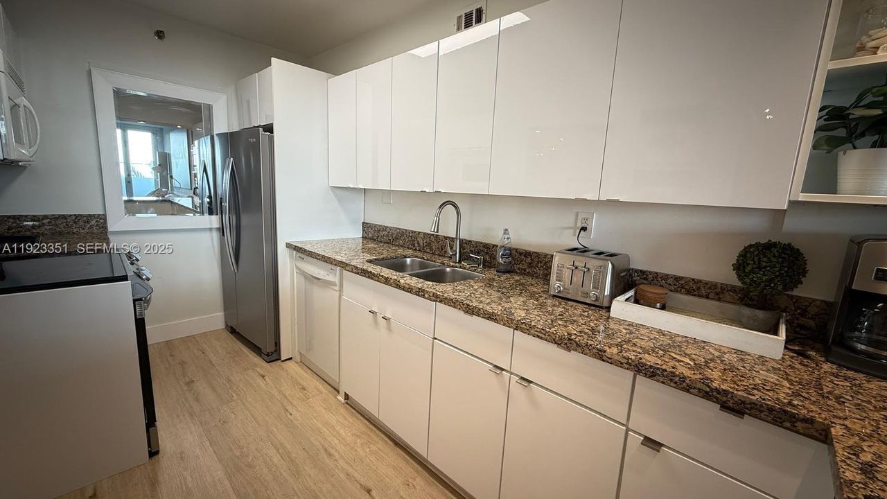 For Rent: $3,500 (1 beds, 1 baths, 835 Square Feet)